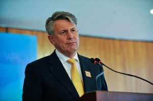 van Beurden told colleagues and peers to make their voices heard ‘by members of government, by civil society and the general public’. Image courtesy of Pikolas.
